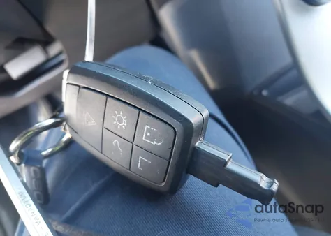 2011 Volvo C30 T5/T5 R-Design из США, поврежденный, VIN YV1672MK9B2209574